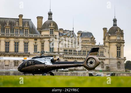 Chantilly, Francia. 23rd Set, 2022. Elicottero Airbus H130 durante la 6th edizione del Chantilly Arts & Elegance - Richard Mille al Domaine du Château de Chantilly, dal 24 al 25 settembre 2025, a Chantilly, Francia - Foto Julien Delfosse / DPPI Credit: DPPI Media/Alamy Live News Foto Stock