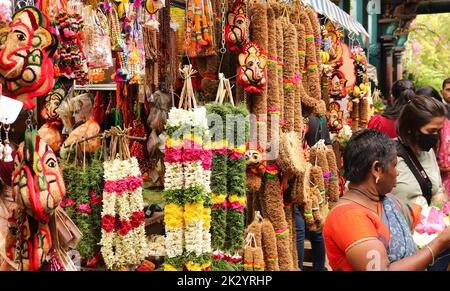 Un colorato mercato indiano dell'artigianato, ghirlande tempio vicino a un tempio indù a Pondicherry, in estate Foto Stock