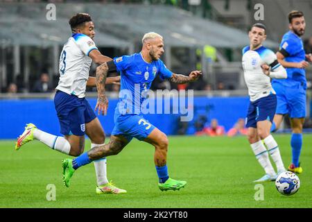 Milano, Italia. 23rd Set, 2022. Stadio San Siro, Milano, 23 settembre 2022, Federico D'imbarco in Italia combatte per la palla contro il Reece James in Inghilterra durante la partita Italia vs Inghilterra - calcio UEFA Nations League Credit: Live Media Publishing Group/Alamy Live News Foto Stock