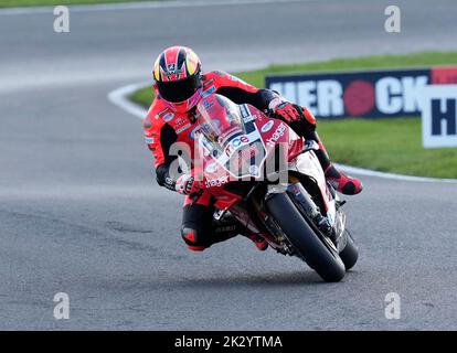 Chester, Regno Unito. 23 set 2022 Tom Sykes (MCE Ducati) visto in azione durante il Bennets British Superbike Round 9 (pratica) a Oulton Park Chester Inghilterra il 23 2022 settembre GS.Media / Alamy Live News Foto Stock