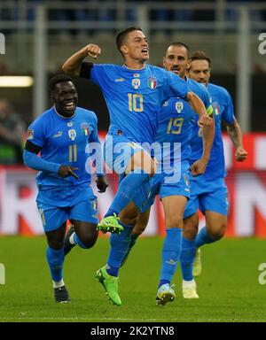 Giacomo Raspadori in Italia festeggia il primo gol della partita durante la partita della UEFA Nations League allo stadio San Siro di Milano. Data immagine: Venerdì 23 settembre 2022. Foto Stock