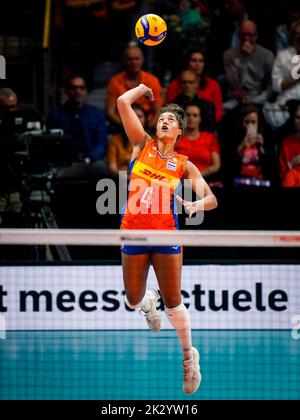 Arnhem, Paesi Bassi. 23rd Set, 2022. ARNHEM, PAESI BASSI - SETTEMBRE 23: Celeste Plak of the Netherlands serve durante il Pool Una partita di fase 1 tra Paesi Bassi e Kenya il giorno 1 del Campionato Mondiale di Volley FIVB 2022 al Gelredome il 23 Settembre 2022 ad Arnhem, Paesi Bassi (Foto di Rene Nijhuis/Orange Pictures) Credit: Orange Pics BV/Alamy Live News Foto Stock