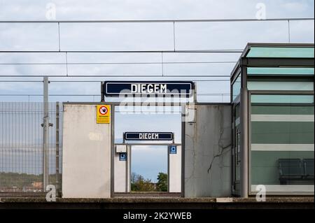 Diegem, Regione del Brabante Fiammingo, Belgio, 09 18 2022 - segno della stazione ferroviaria locale in un ufficio Foto Stock