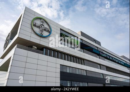Diegem, Regione del Brabante Fiammingo, Belgio, 09 18 2022 - facciata della sede centrale della società medica Bayer Foto Stock