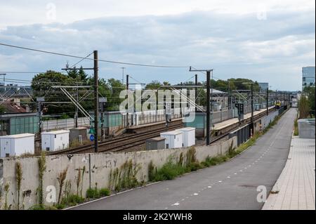Diegem, Regione del Brabante Fiammingo, Belgio, 09 18 2022 - Stazione ferroviaria e F3 pista ciclabile Foto Stock