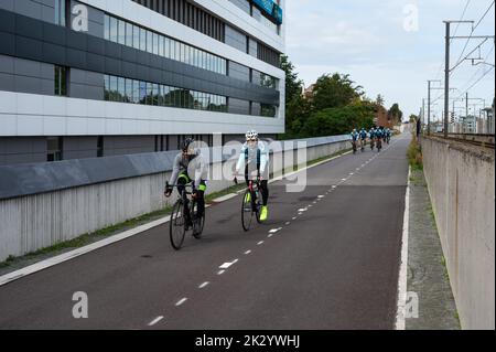 Diegem, Regione del Brabante Fiammingo, Belgio, 09 18 2022 - uomo di mezza età che guida la bicicletta sulla strada ciclabile F3 verso Leuven Foto Stock