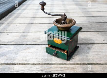 Jette, Bruxelles, Belgio, 09 20 2022 - macinacaffè isolato d'annata Foto Stock