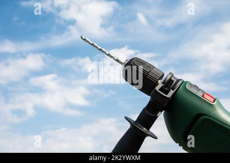 Jette, Bruxelles, Belgio, 09 20 2022 - trapano isolato per lavori di riparazione fai da te Foto Stock