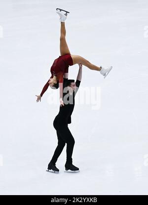 Oberstdorf, Germania. 23rd Set, 2022. Pattinaggio a figure: Challenger Series - Nebelhorn Trophy, paia, pattinaggio gratuito. Annika Hocke e Robert Kunkel dalla Germania in azione. Credit: Angelika Warmuth/dpa/Alamy Live News Foto Stock