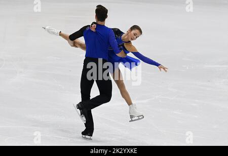 Oberstdorf, Germania. 23rd Set, 2022. Pattinaggio a figure: Challenger Series - Nebelhorn Trophy, paia, pattinaggio gratuito. Alisa Efimova e Ruben Blommaert dalla Germania in azione. Credit: Angelika Warmuth/dpa/Alamy Live News Foto Stock