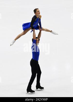 Oberstdorf, Germania. 23rd Set, 2022. Pattinaggio a figure: Challenger Series - Nebelhorn Trophy, paia, pattinaggio gratuito. Alisa Efimova e Ruben Blommaert dalla Germania in azione. Credit: Angelika Warmuth/dpa/Alamy Live News Foto Stock