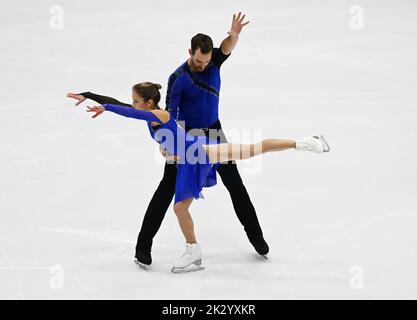 Oberstdorf, Germania. 23rd Set, 2022. Pattinaggio a figure: Challenger Series - Nebelhorn Trophy, paia, pattinaggio gratuito. Alisa Efimova e Ruben Blommaert dalla Germania in azione. Credit: Angelika Warmuth/dpa/Alamy Live News Foto Stock