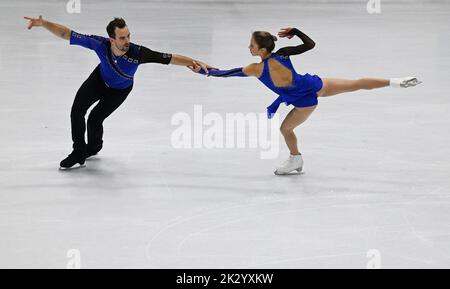 Oberstdorf, Germania. 23rd Set, 2022. Pattinaggio a figure: Challenger Series - Nebelhorn Trophy, paia, pattinaggio gratuito. Alisa Efimova e Ruben Blommaert dalla Germania in azione. Credit: Angelika Warmuth/dpa/Alamy Live News Foto Stock