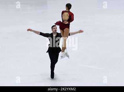 Oberstdorf, Germania. 23rd Set, 2022. Pattinaggio a figure: Challenger Series - Nebelhorn Trophy, paia, pattinaggio gratuito. Annika Hocke e Robert Kunkel dalla Germania in azione. Credit: Angelika Warmuth/dpa/Alamy Live News Foto Stock