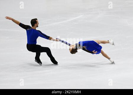 Oberstdorf, Germania. 23rd Set, 2022. Pattinaggio a figure: Challenger Series - Nebelhorn Trophy, paia, pattinaggio gratuito. Alisa Efimova e Ruben Blommaert dalla Germania in azione. Credit: Angelika Warmuth/dpa/Alamy Live News Foto Stock