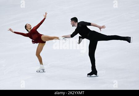 Oberstdorf, Germania. 23rd Set, 2022. Pattinaggio a figure: Challenger Series - Nebelhorn Trophy, paia, pattinaggio gratuito. Annika Hocke e Robert Kunkel dalla Germania in azione. Credit: Angelika Warmuth/dpa/Alamy Live News Foto Stock