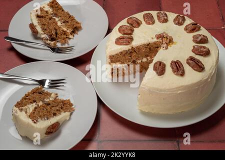 Torta di carote a fette Foto Stock