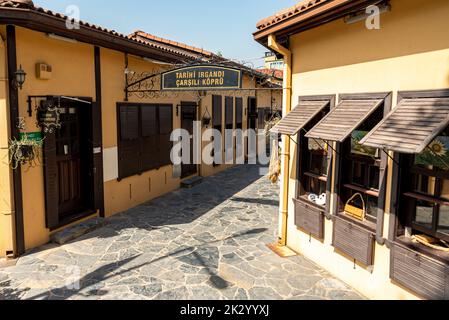 Bursa ,Turchia Settembre 17 2022 : Ponte del Bazaar di Irgandi a Bursa,Turchia , diverse aree dello shopping Foto Stock