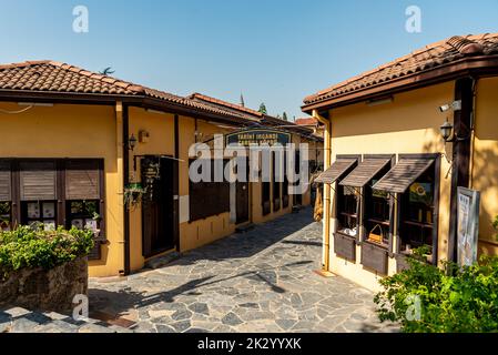 Bursa ,Turchia Settembre 17 2022 : Ponte del Bazaar di Irgandi a Bursa,Turchia , diverse aree dello shopping Foto Stock