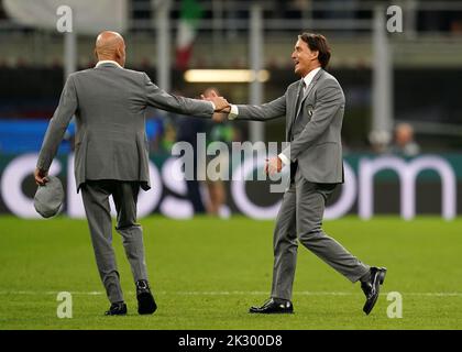 Il manager italiano Roberto Mancini (a destra) festeggia con il coordinatore della squadra Gianluca Vialli dopo la partita della UEFA Nations League allo stadio San Siro di Milano. Data immagine: Venerdì 23 settembre 2022. Foto Stock