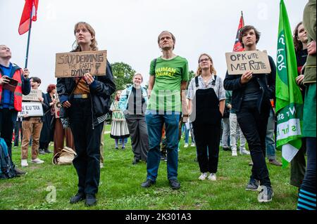 Arnhem, Paesi Bassi. 23rd Set, 2022. I manifestanti in possesso di cartelli si vedono ascoltare i discorsi durante la manifestazione. Studenti e giovani provenienti da tutte le parti del paese si sono riuniti nella città olandese di Arnhem per chiedere un intervento sulle richieste delle comunità indigene, nere e di altre comunità emarginate per riappropriarsi delle loro terre. La giovane organizzazione climatica #FridaysForFuture ha organizzato questo marzo per continuare a chiedere una migliore politica climatica e per fermare la distruzione delle terre di MAPA (popolazioni e aree più colpite). Credit: SOPA Images Limited/Alamy Live News Foto Stock