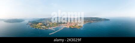 Veduta aerea della bellissima storica cittadina di pescatori di Bermeo, al tramonto. Barche ormeggiate nel porto. Vista panoramica della città. Foto Stock