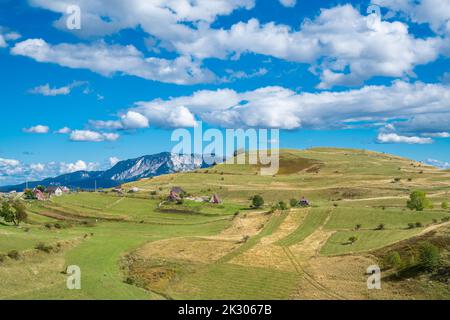 Un vecchio villaggio di montagna con tetti di vecchie botti tagliate con una bella vista del paesaggio - ottimo per la carta da parati Foto Stock