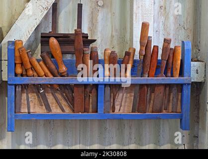 Scaffale di lime e scalpelli per lavori in legno da officina Foto Stock