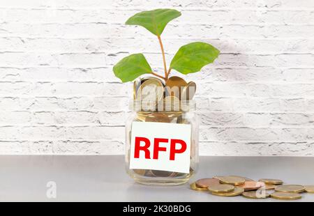 RFP- richiesta di parola proposta scritta su un notebook con lente di ingrandimento a blocchi e penna , concetto aziendale Foto Stock