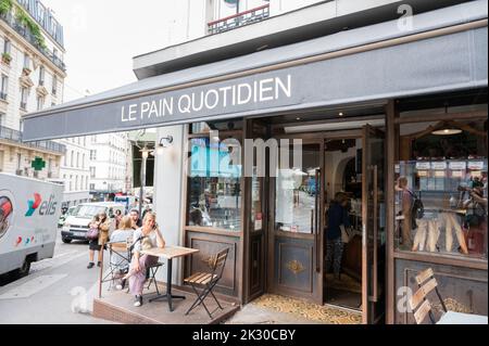 Parigi, Francia - 26 2022 agosto: Negozio chiamato le Pain Quotidien in via Lepic a Parigi, zona di Monmartre Foto Stock