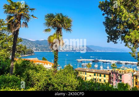 Bella vista estiva sul porto di Santa Margherita Ligure. Mare Mediterraneo vicino resort di lusso Portofino, città metropolitana di Genova, Italia Foto Stock