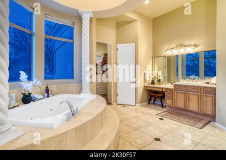 Un moderno bagno interno Foto Stock