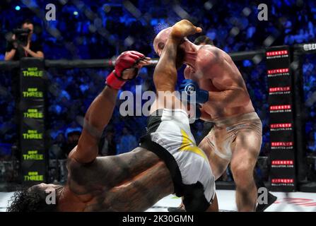 Benson Henderson (a sinistra) e Peter Queally in azione durante il loro incontro Welterweight durante il Bellator 385 alla 3 Arena, Dublino. Data immagine: Venerdì 23 settembre 2022. Foto Stock