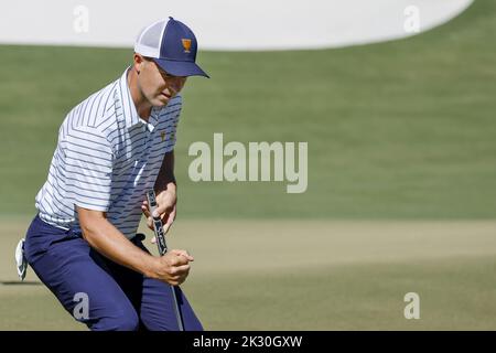 Charlotte, Stati Uniti. 23rd Set, 2022. Jordan Spieth reagisce dopo aver fatto un putt sulla 12th buca durante la partita a quattro palline al campionato di golf Presidents Cup di Charlotte, North Carolina, venerdì 23 settembre 2022. Foto di nell Redmond/UPI. Credit: UPI/Alamy Live News Foto Stock