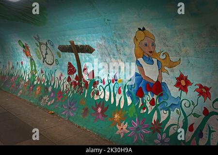 Tunnel pedonale, con Alice nel paese delle meraviglie, tunnel pedonale Knutsford Road, Latchford, Warrington, Cheshire, Inghilterra, REGNO UNITO, WA4 1LT Foto Stock