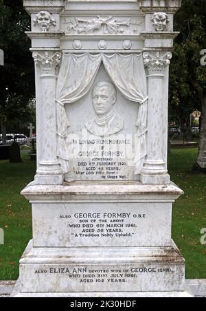 Ultimo luogo di riposo di George Formby e figlio intrattenitore, Warrington Cemetery, Manchester Road, Cheshire, Inghilterra, REGNO UNITO Foto Stock