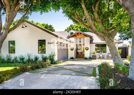 una casa bianca con grandi alberi Foto Stock