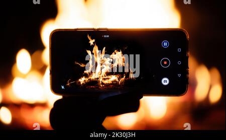 Riprese al telefono. Uno smartphone su un cavalletto spara il fuoco. Foto Stock