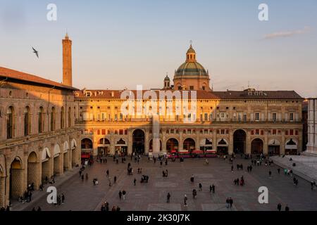 Italia, Emilia-Romagna, Bologna, Piazza maggiore e la facciata di Palazzo dei banchi al tramonto Foto Stock