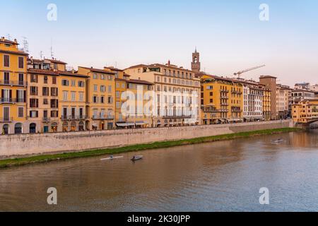 Italia, Toscana, Firenze, Row of houses lungo il fiume Arno Foto Stock