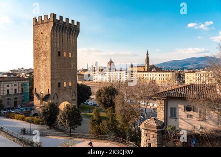 Italia, Toscana, Firenze, Torre di San Niccolo e palazzi circostanti Foto Stock