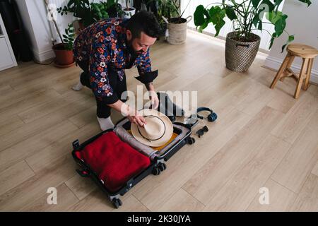 Uomo maturo valigia di imballaggio a casa Foto Stock