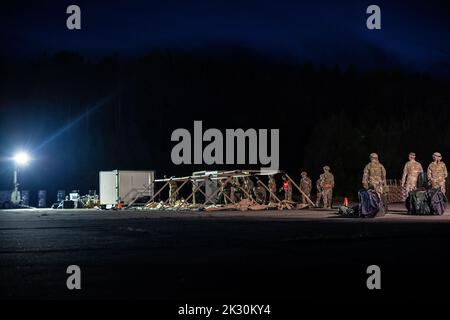 I militari assegnati al 435th Contingency Response Group hanno istituito tende durante l'esercizio Agile Wolf 22 a Koszalin, Polonia, 12 settembre 2022. Il CRG 435th è United States Air Forces nell'unica forza di spedizione aperta in Europa, composta da 39 campi di carriera che consentono loro di creare e gestire una base pienamente funzionante in poche ore. (STATI UNITI Foto Air Force di Airman 1st Class Jared Lovett) Foto Stock