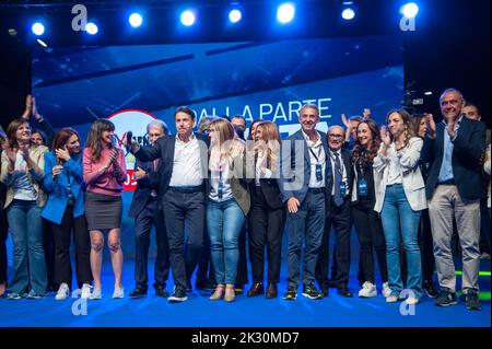 Roma, Italia. 23rd Set, 2022. Roma 23 settembre 2022: Il movimento a 5 stelle chiude la campagna elettorale in Piazza Santi Apostoli a Roma Credit: Independent Photo Agency/Alamy Live News Foto Stock