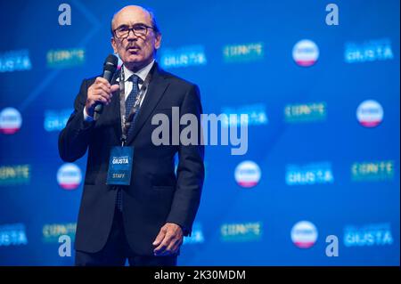 Roma, Italia. 23rd Set, 2022. Roma 23 settembre 2022: Il movimento a 5 stelle chiude la campagna elettorale in Piazza Santi Apostoli a Roma. Nella foto: Federico Cafiero De Raho Credit: Independent Photo Agency/Alamy Live News Foto Stock