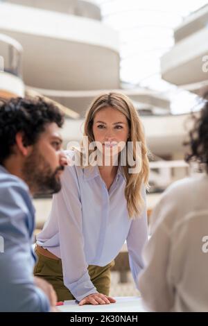 Colleghi d'affari che discutono la strategia durante la riunione in ufficio Foto Stock