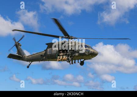 CASERMA DI SCHOFIELD, Hawaii (settembre 13, 2022) i membri del team U.S. Special Operations Command Pacific si preparano ad eseguire una caduta statica in volo sopra una zona di caduta designata presso Schofield Barracks, Oahu, Hawaii, 13 settembre 2022. Le forze delle operazioni speciali degli Stati Uniti mantengono la competenza nel completare la linea statica e i salti aerei a caduta libera ad alta quota. SOCPAC funge da componente funzionale per tutte le missioni operative speciali implementate in tutta la regione dell'Inso-Pacifico. (STATI UNITI Foto dell'aeronautica di Capitan Elizabeth C. Andreas-Feeney) Foto Stock