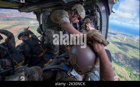 CASERMA DI SCHOFIELD, Hawaii (settembre 13, 2022) i membri del team U.S. Special Operations Command Pacific si preparano ad eseguire una caduta statica in volo sopra una zona di caduta designata presso Schofield Barracks, Oahu, Hawaii, 13 settembre 2022. Le forze delle operazioni speciali degli Stati Uniti mantengono la competenza nel completare la linea statica e i salti aerei a caduta libera ad alta quota. SOCPAC funge da componente funzionale per tutte le missioni operative speciali implementate in tutta la regione dell'Inso-Pacifico. (STATI UNITI Foto Navy di Mass Communication Specialist 1st Class Joey Rolfe) Foto Stock