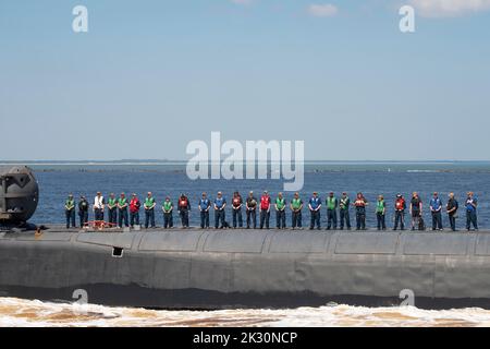 KINGS BAY, GA. (Settembre 22, 2022) il sottomarino missilistico guidato di classe Ohio USS Georgia (SSGN 729) ritorna al suo homeport presso la base navale sottomarina Kings Bay, Georgia, dopo un'implementazione di 790 giorni. I sottomarini missilistici guidati di classe Ohio sono in grado di trasportare fino a 154 missili da crociera con attacco di terra tomahawk. La base ospita tutti i sottomarini della East Coast Ohio-Class. (STATI UNITI Foto Navy di Ashley Berumen, Chief Mass Communication Specialist) Foto Stock