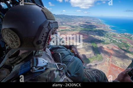 CASERMA DI SCHOFIELD, Hawaii (settembre 13, 2022) i membri del team U.S. Special Operations Command Pacific si preparano ad eseguire una caduta statica in volo sopra una zona di caduta designata presso Schofield Barracks, Oahu, Hawaii, 13 settembre 2022. Le forze delle operazioni speciali degli Stati Uniti mantengono la competenza nel completare la linea statica e i salti aerei a caduta libera ad alta quota. SOCPAC funge da componente funzionale per tutte le missioni operative speciali implementate in tutta la regione dell'Inso-Pacifico. (STATI UNITI Foto Navy di Mass Communication Specialist 1st Class Joey Rolfe) Foto Stock